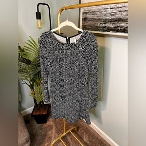 Black/white printed long sleeve women’s dress.
